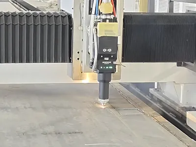 Волоконно-лазерная режущая головка для резки плоских листов