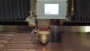 Волоконно-лазерная режущая головка для резки отражающего металла