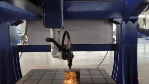 Лазерная режущая головка LCR03 для 3D-роботизированной резки оцинкованного листа толщиной 1,5 мм