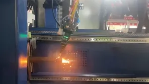 Волоконно-лазерная режущая головка LCF15A для резки под углом углеродистой стали толщиной 7 мм